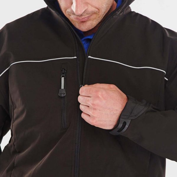 click workwear softshell jacket in black close up